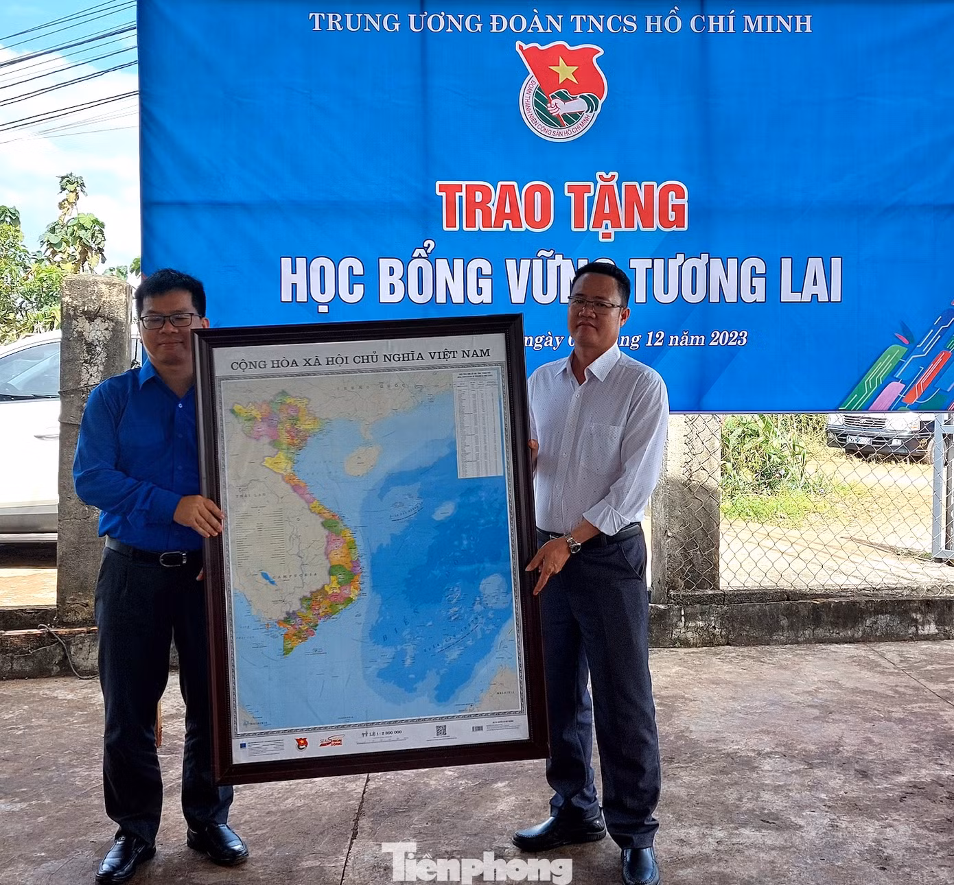 Đại diện lãnh đạo xã nhận bản đồ Việt Nam do đoàn công tác Trung ương Đoàn trao tặng