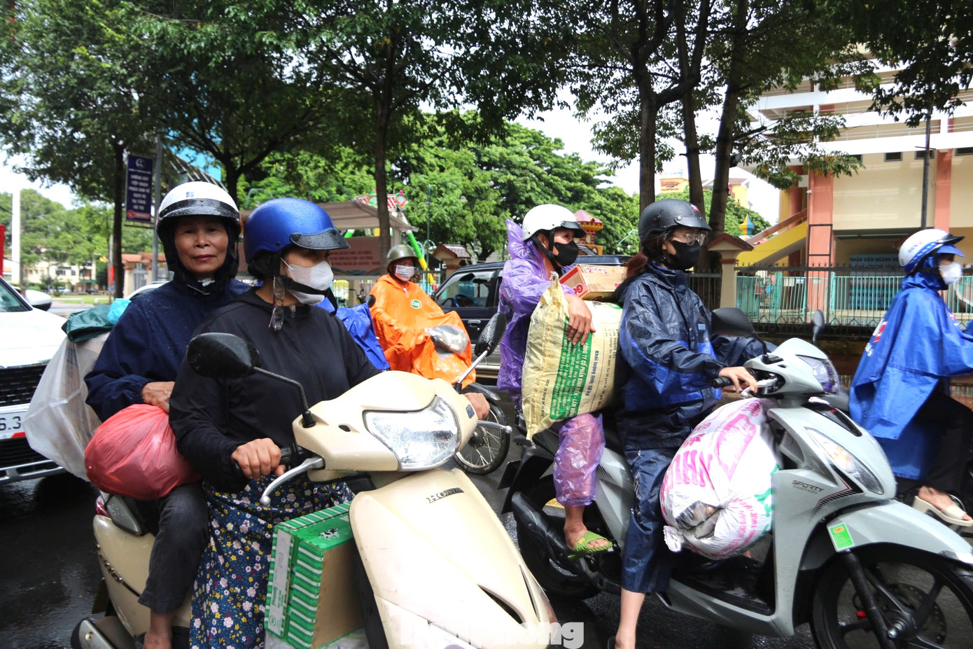 Bà con Đắk Lắk mang nhu yếu phẩm đến điểm tập kết để ủng hộ đồng bào miền Bắc