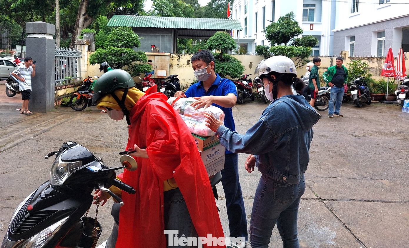 Chị Lê Thị Trang đi hơn 40km lên TP Buôn Ma Thuột gửi quà đến người dân ở các tỉnh phía Bắc