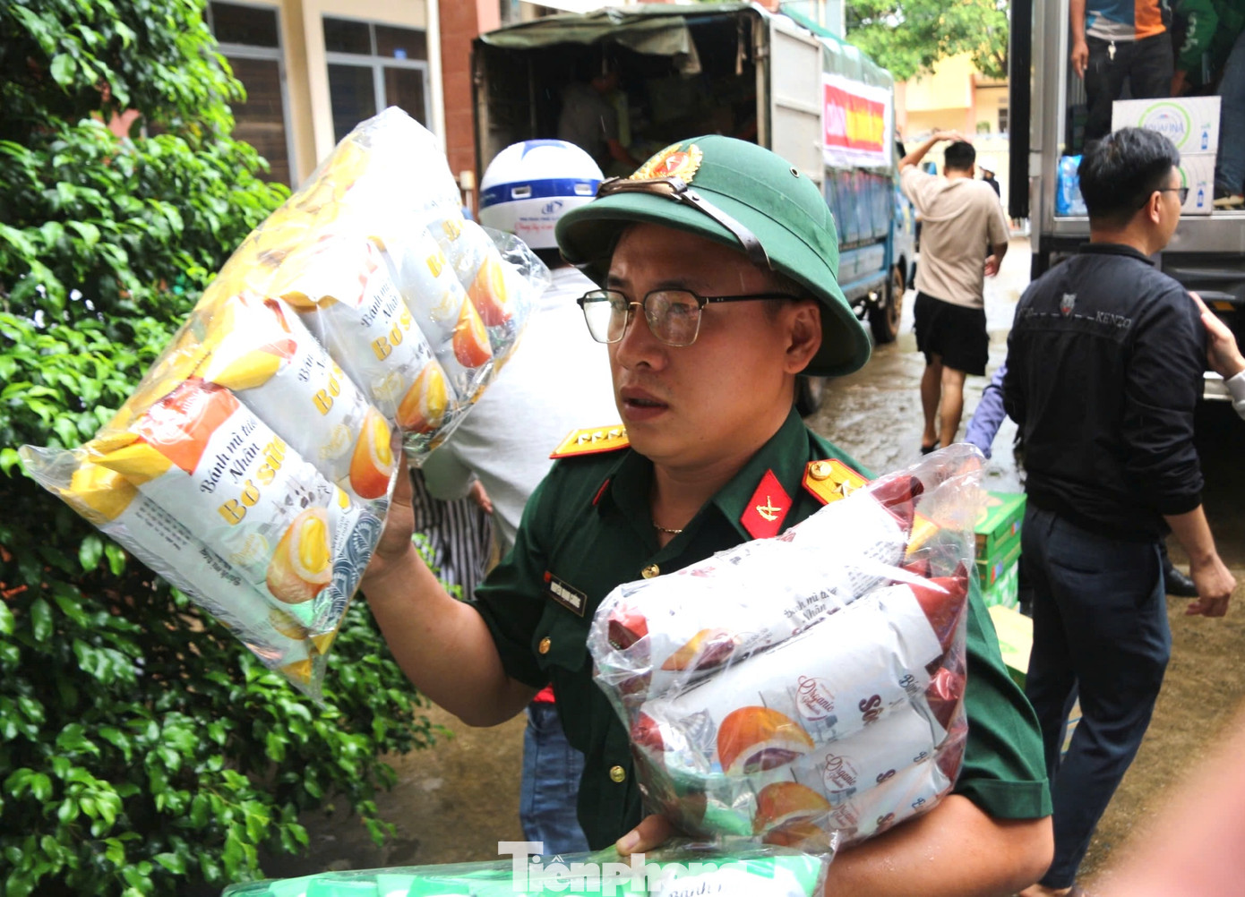 Tuổi trẻ Đắk Lắk hỗ trợ xếp hàng lên xe