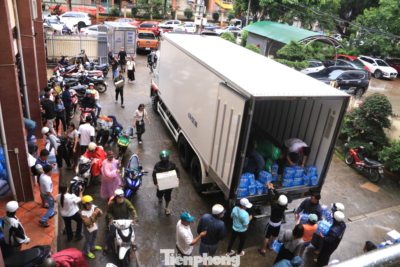 Người dân bốc hàng lên chuyến xe 0 đồng