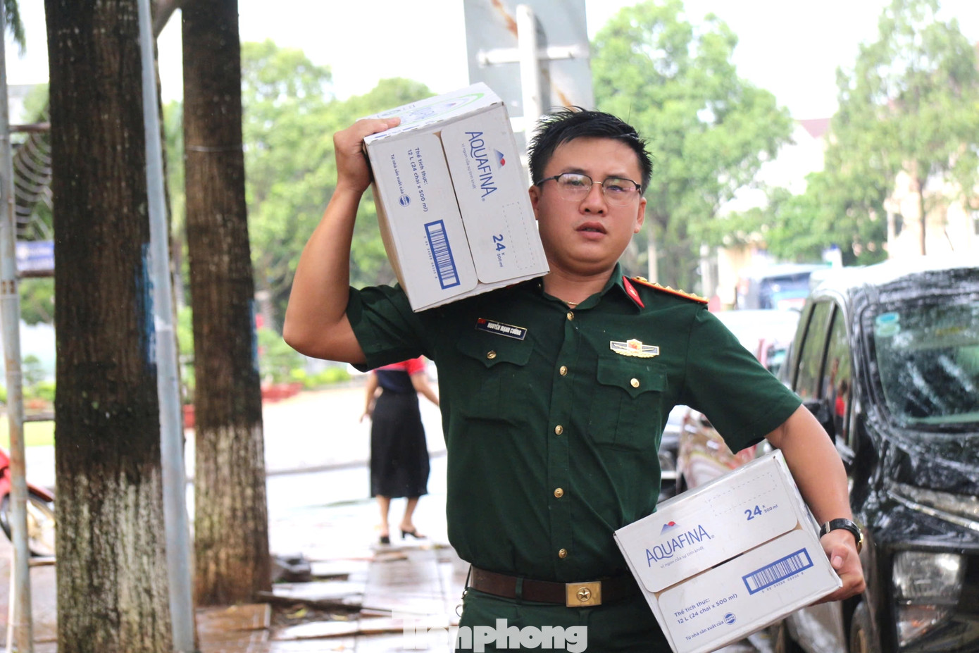 Đoàn thanh niên Chi đoàn phòng Hậu cần kỹ thuật Bộ Chỉ huy quân sự tỉnh Đắk Lắk hỗ trợ các nhu yếu phẩm.