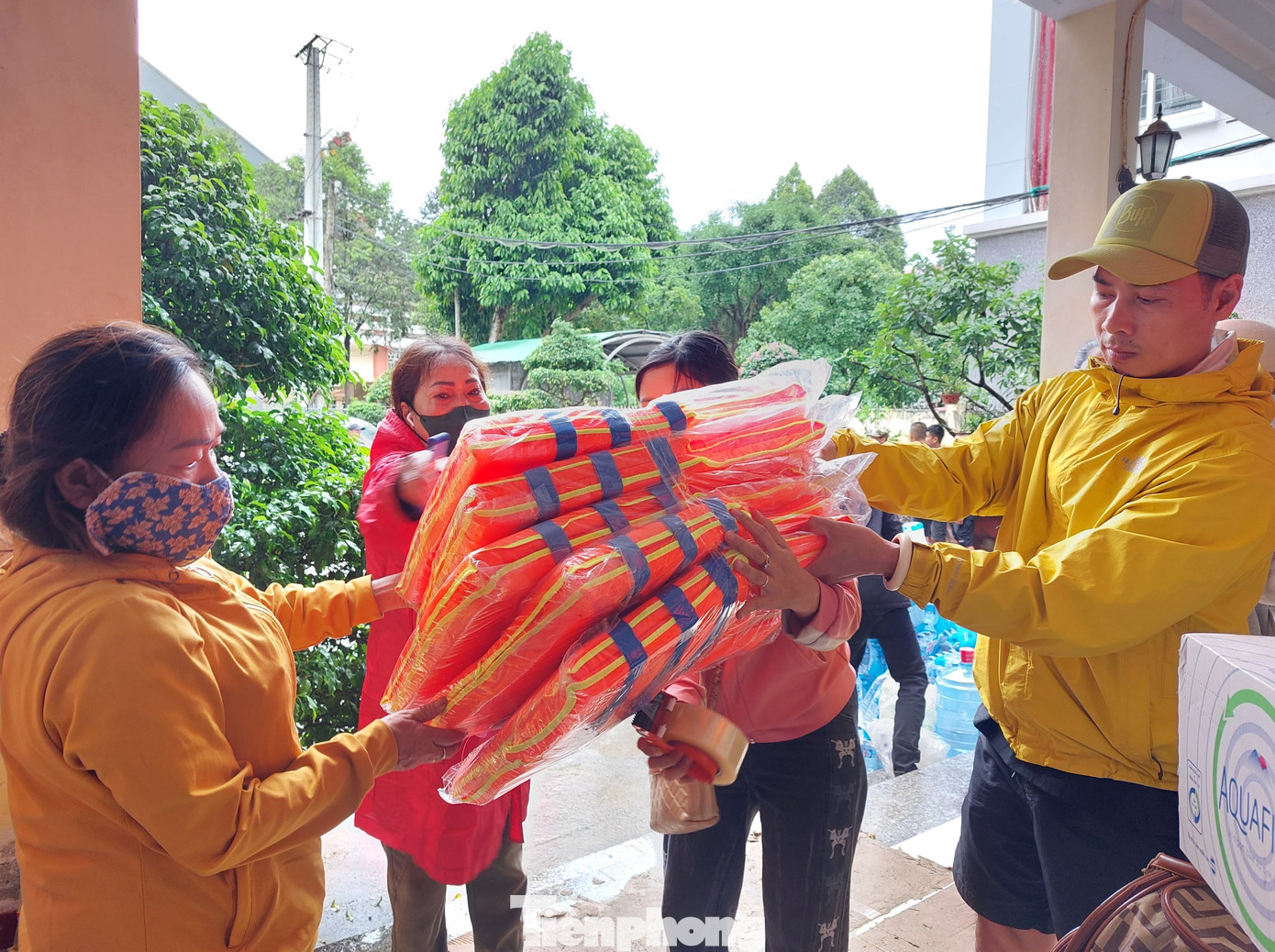 Những chiếc áo phao được người dân hỗ trợ