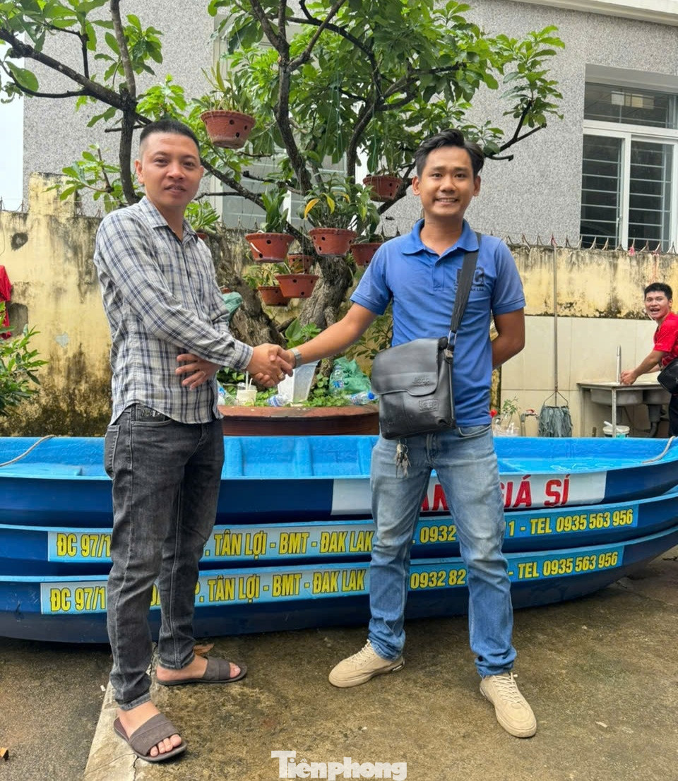 Người dân hỗ trợ thuyền