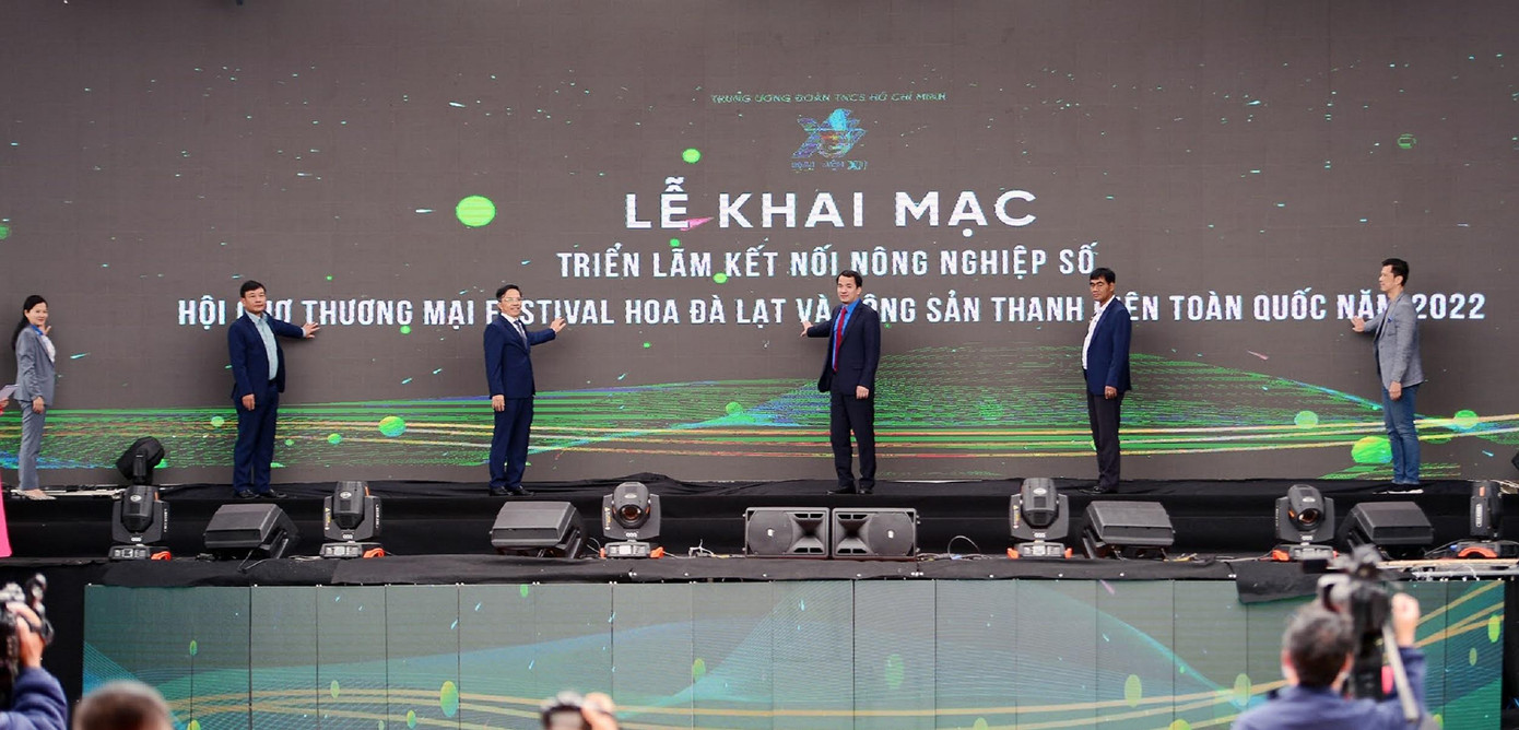 Các đại biểu ra mắt triển lãm kết nối nông nghiệp số.