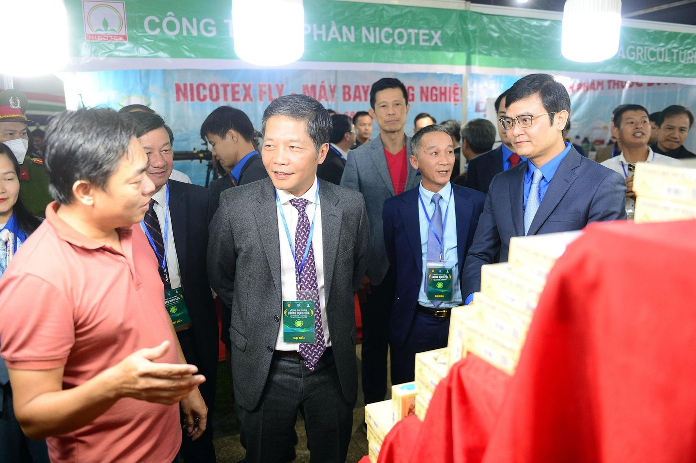Ông Trần Tuấn Anh, Trưởng Ban Kinh tế Trung ương và Anh Bùi Quang Huy, Bí thư thứ nhất Trung ương Đoàn tham quan gian hàng