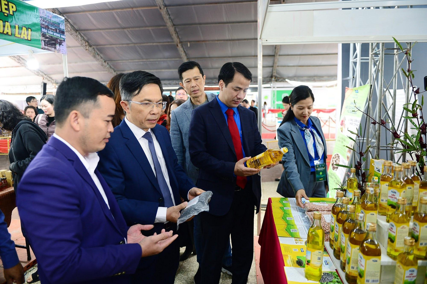 Anh Ngô Văn Cương, Bí thư Trung ương đoàn tham quan các gian hàng tại triển lãm.