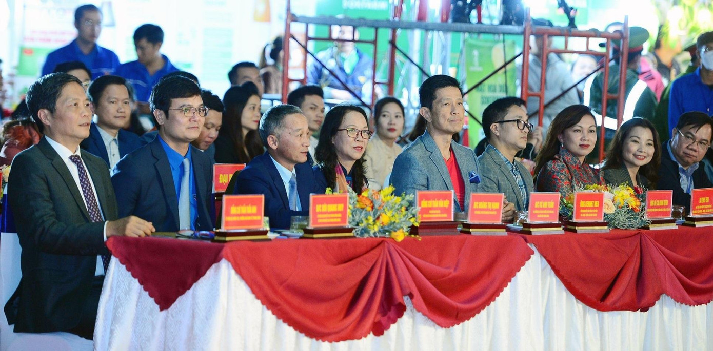 Lãnh đạo Trung ương và địa phương dự chương trình