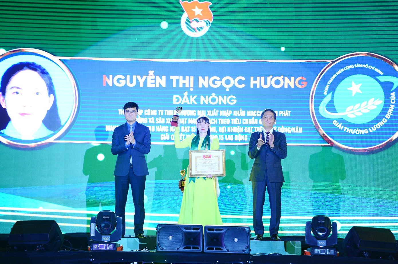 Chị Nguyễn Thị Ngọc Hương (Đắk Nông) nhận giải thưởng Lương Định Của