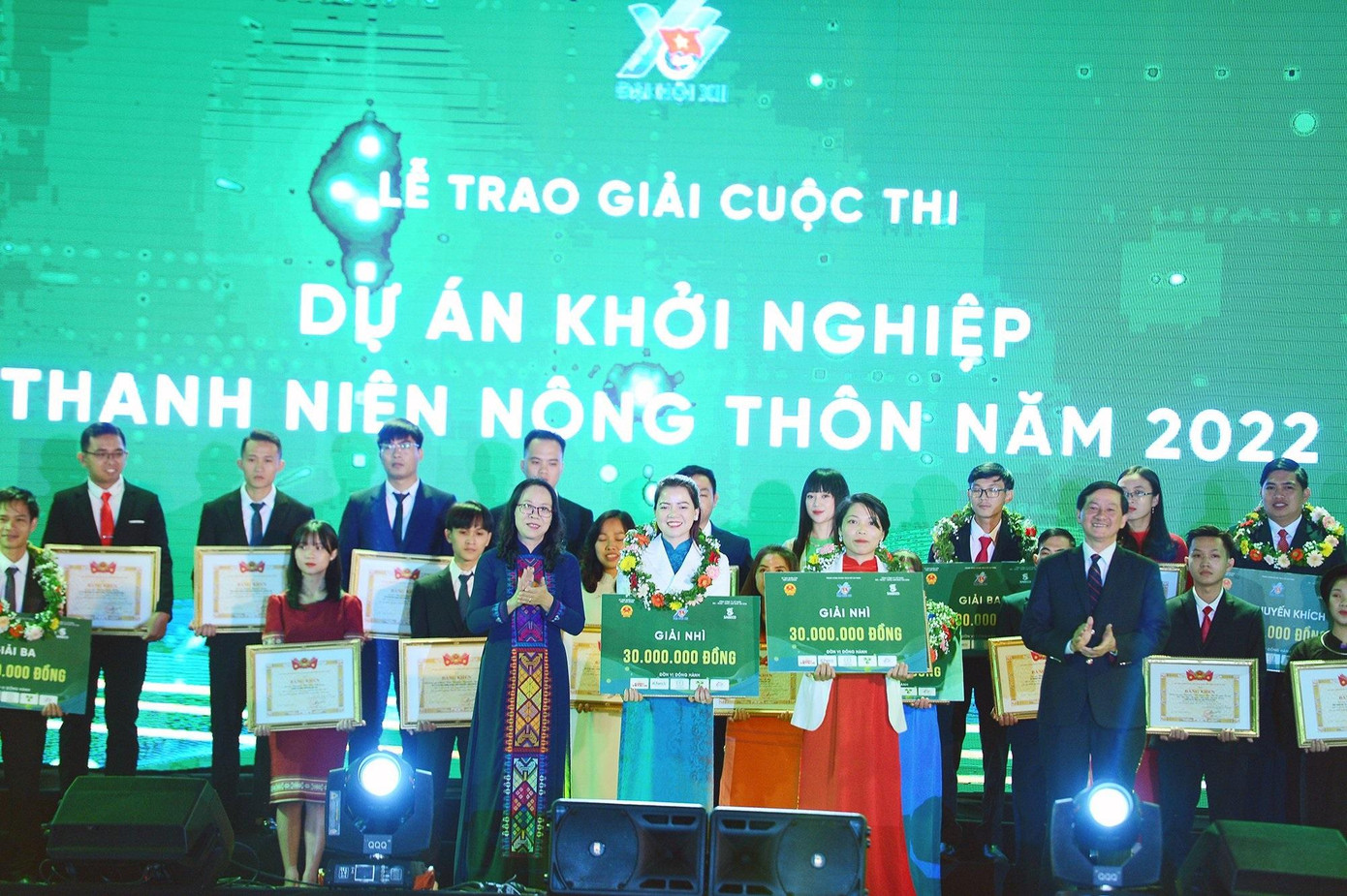 Ban tổ chức trao giải nhì cuộc thi dự án khởi nghiệp thanh niên nông thôn năm 2022