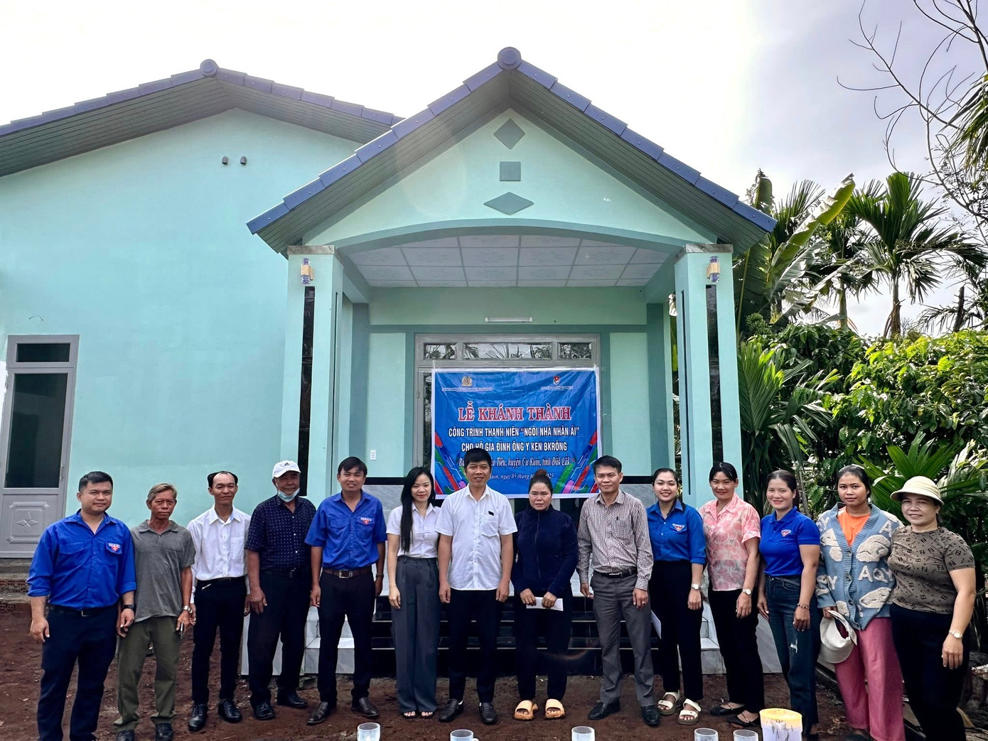 Bàn giao nhà nhân ái cho hộ ông Y Ken