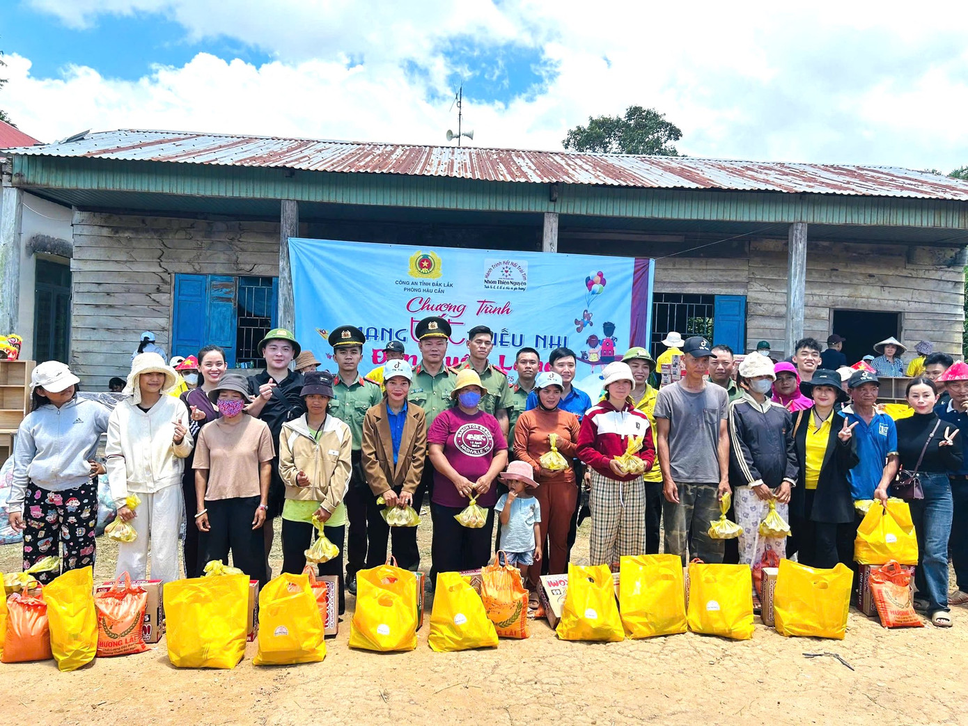 Nhiều hoạt động ý nghĩa dành cho người dân tại buôn Lách Ló