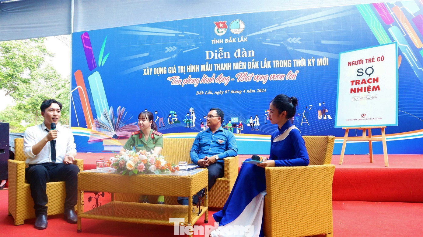 Chương trình nằm trong khuôn khổ Ngày Sách và Văn hóa đọc tỉnh Đắk Lắk năm 2024 diễn ra tại đường sách cà phê Buôn Ma Thuột. Tại diễn đàn, các bạn đoàn viên, thanh niên được gặp gỡ các khách mời là những cán bộ đoàn tiêu biểu gương mẫu, gương sinh viên học tốt.