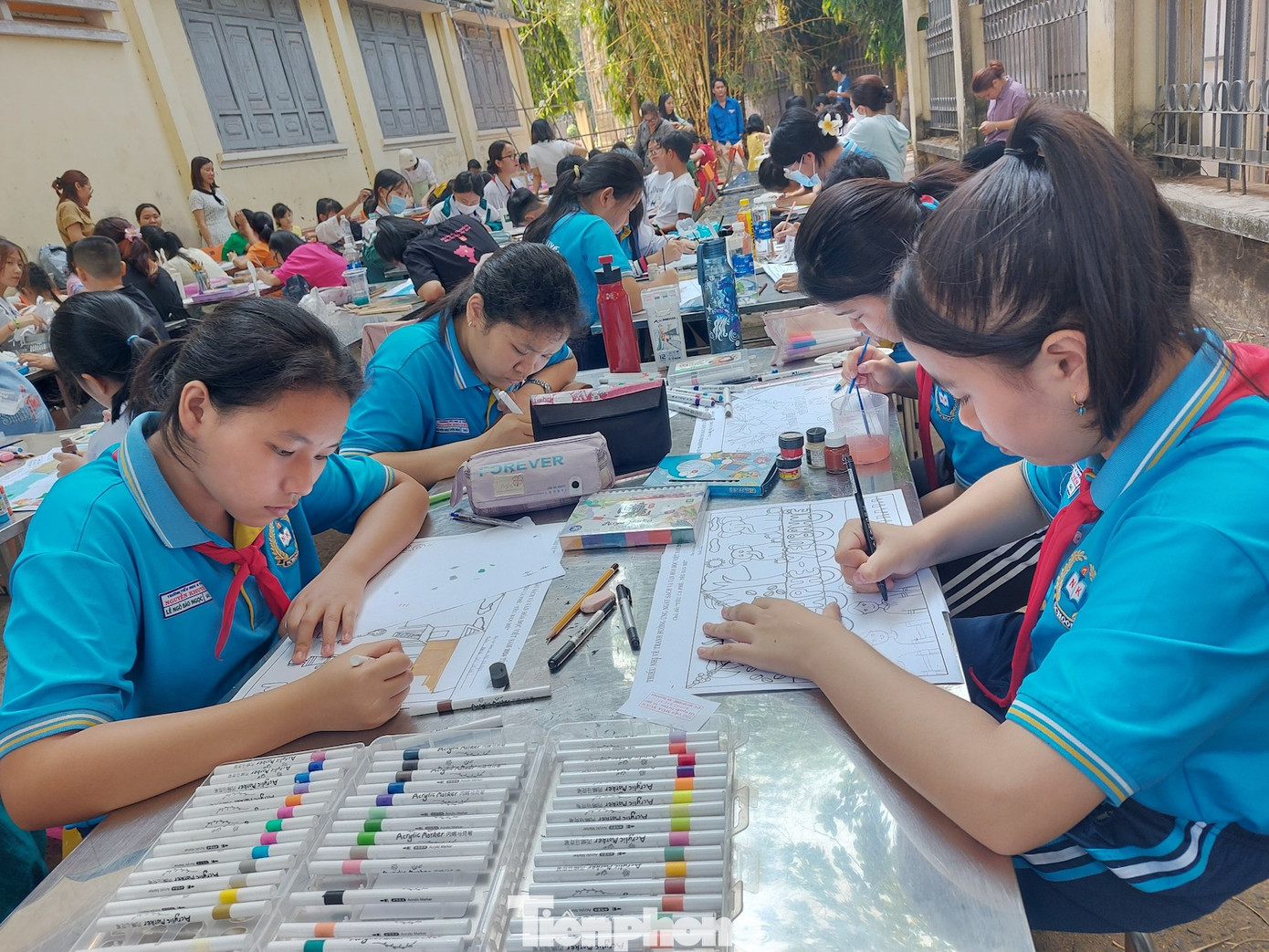 Trước đó, trong khuôn khổ chương trình ngày sách và văn hóa đọc, ngày 6/4, khoảng 100 em Thiếu nhi trên địa bàn tỉnh tập trung tại đường sách cà phê buôn Ma Thuột tham gia cuộc thi vẽ tranh.