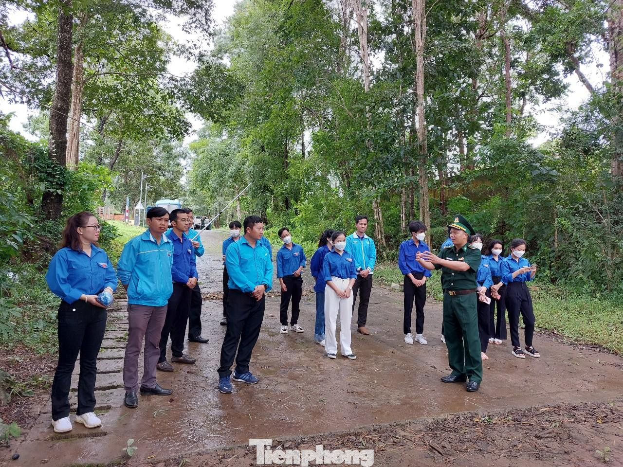 Các đại biểu nghe giới thiệu về di tích lịch sử bến phà vượt sông Sê Rê Pốk