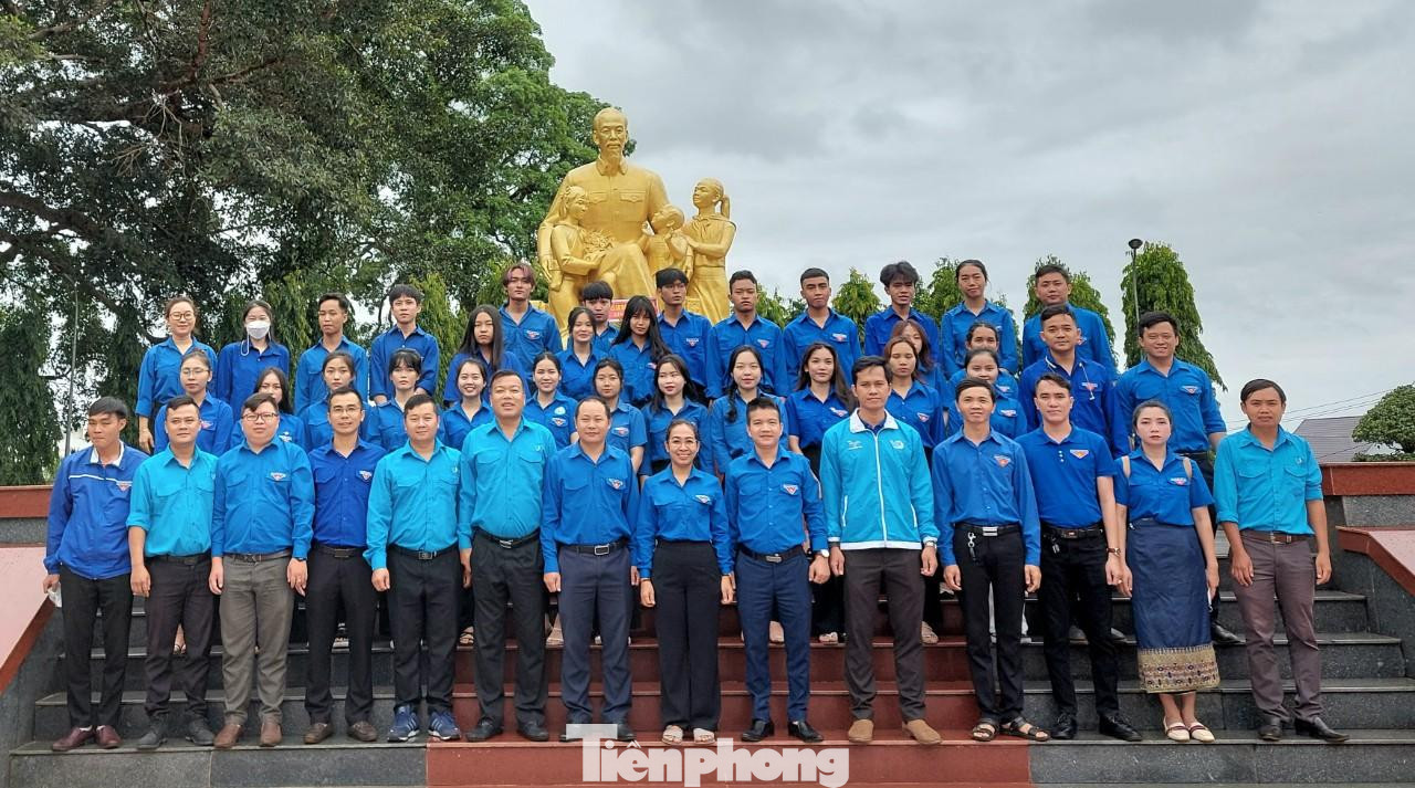 Các đại biểu chụp hình lưu niệm tại tượng đài Bác Hồ với thiếu nhi