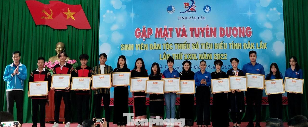 Các sinh viên xuất sắc được tuyên dương