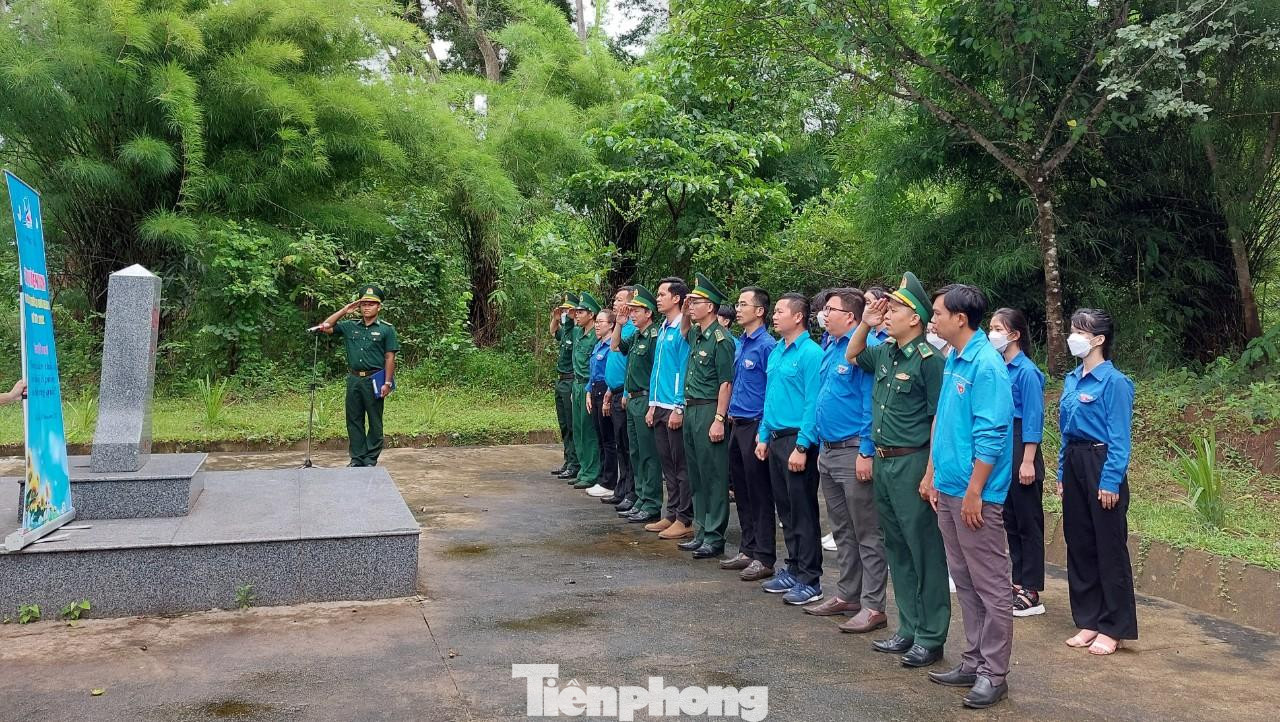 Các đại biểu chào cờ tại cột mốc biên giới