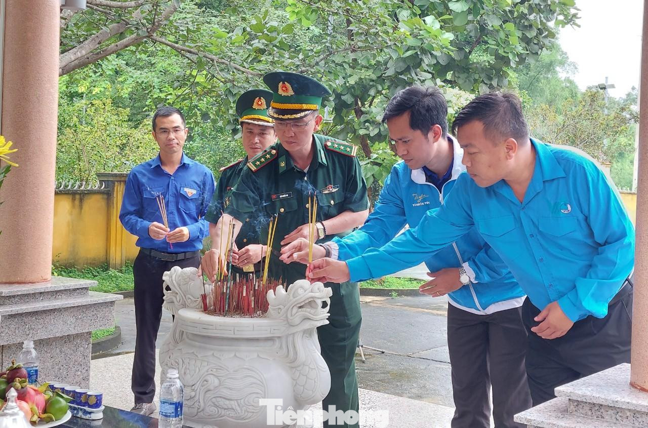 Các đại biểu dâng hương tại nhà bia ghi danh tưởng niệm các anh hùng liệt sỹ