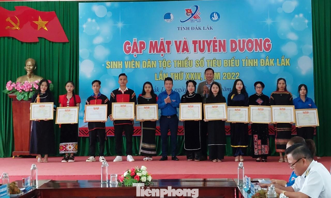 Sinh viên giỏi được tuyên dương