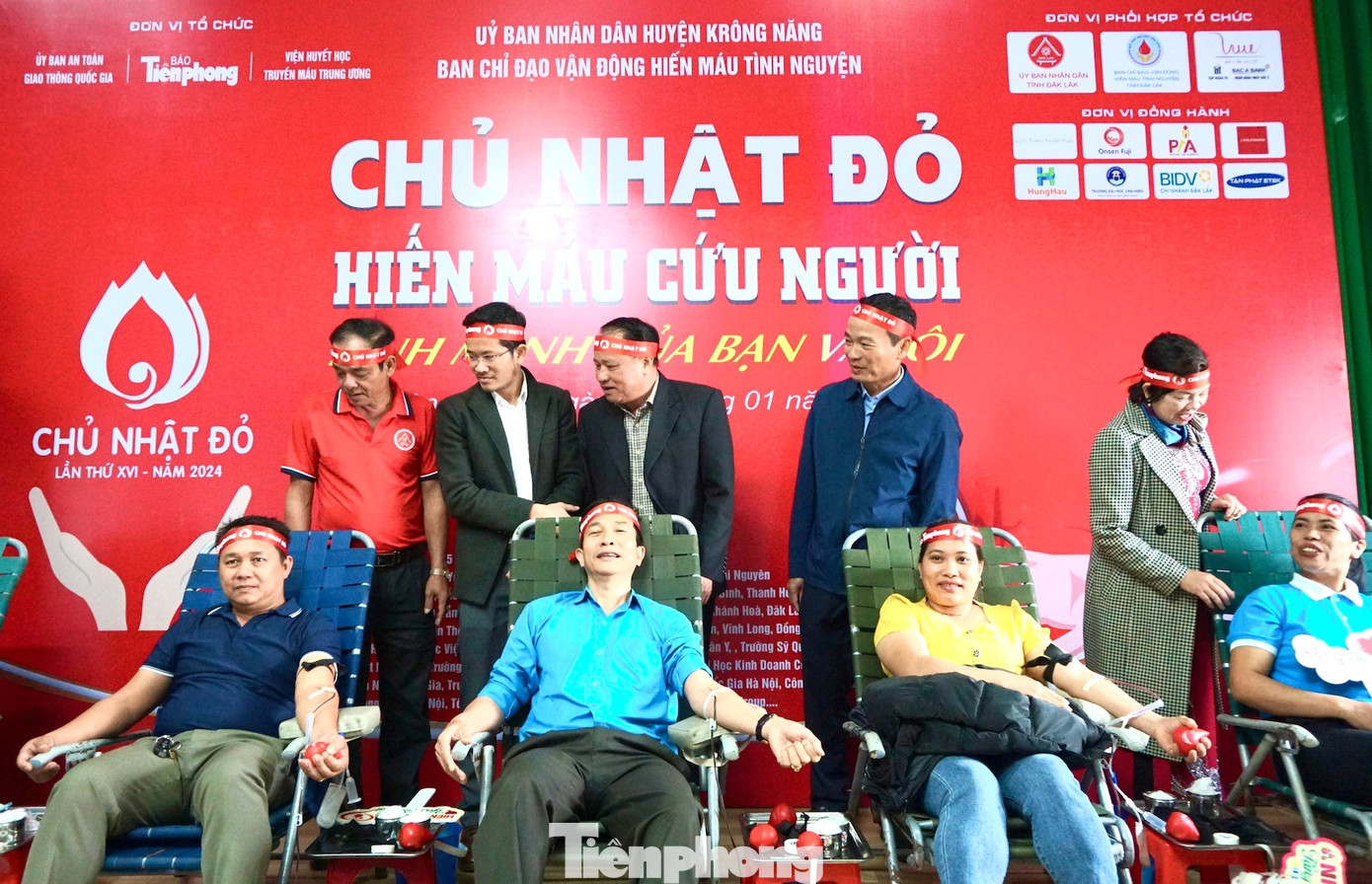 Đại diện Ban tổ chức chương trình động viên tình nguyện viên hiến máu