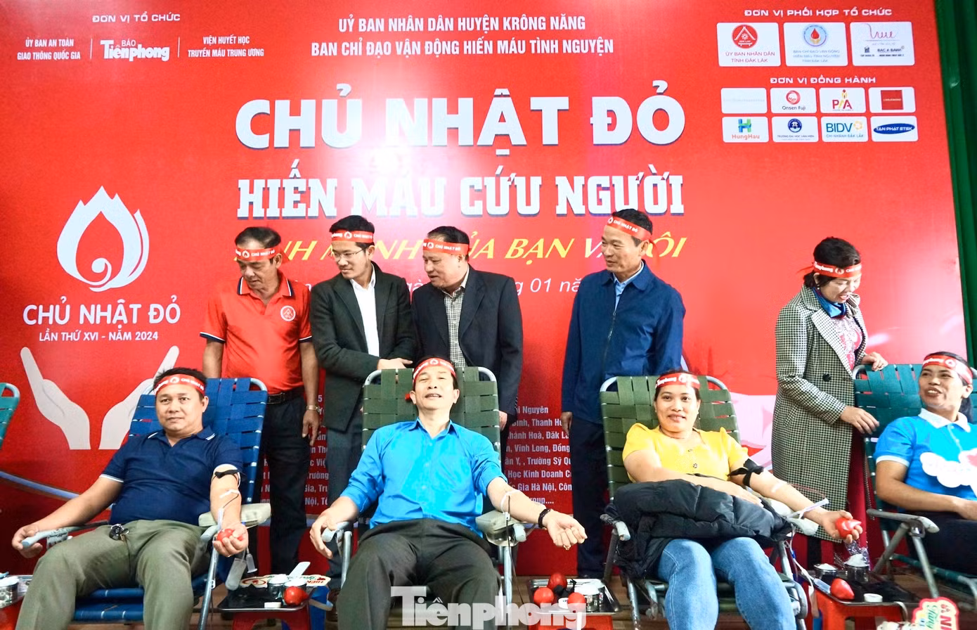 Đại diện Ban tổ chức chương trình động viên tình nguyện viên hiến máu