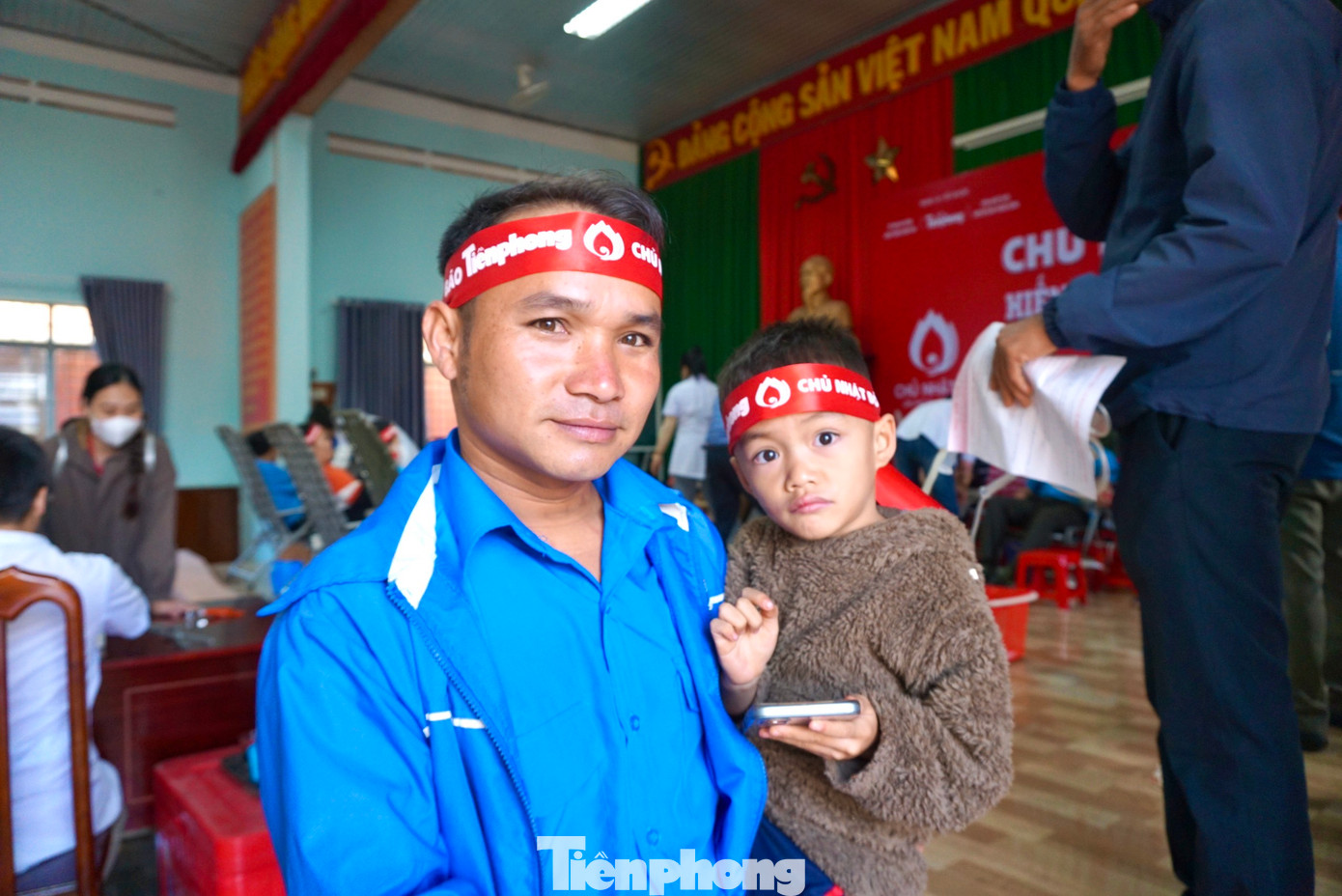 Anh Nguyễn Hữu Dũng cùng con trai tham gia chương trình Chủ Nhật Đỏ.
