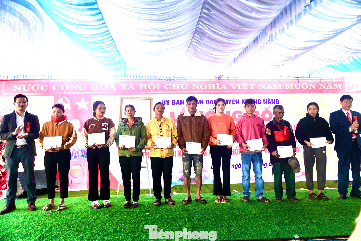 Nhà báo Nguyễn Văn Tuấn (bìa trái), phụ trách VPĐD Tiền Phong khu vực Tây Nguyên cùng đại diện lãnh đạo huyện trao quà cho các hộ nghèo của xã Dliê Ya.