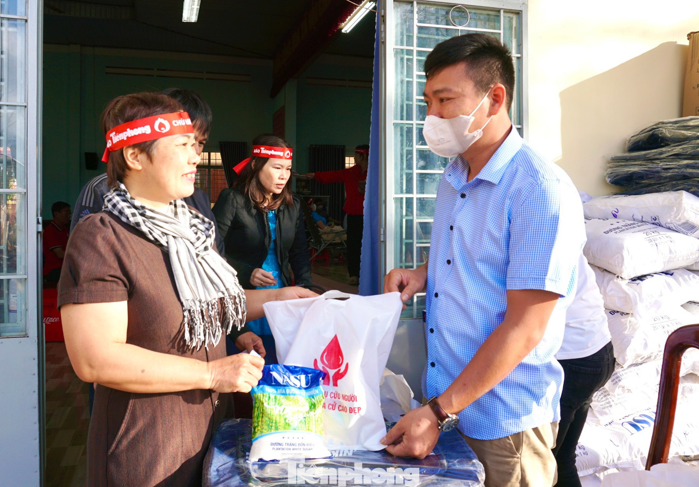Tình nguyện viên nhận quà của chương trình