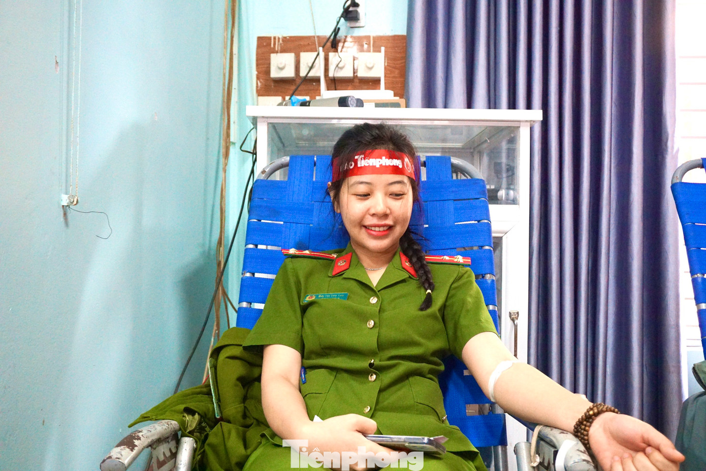 Thượng uý Mai Thị Thu Thu hiến máu tại chương trình