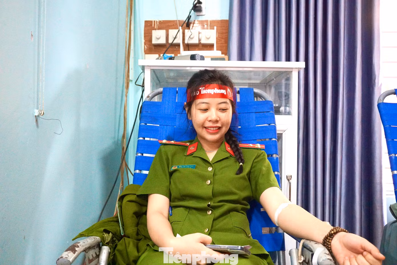 Thượng uý Mai Thị Thu Thu hiến máu tại chương trình