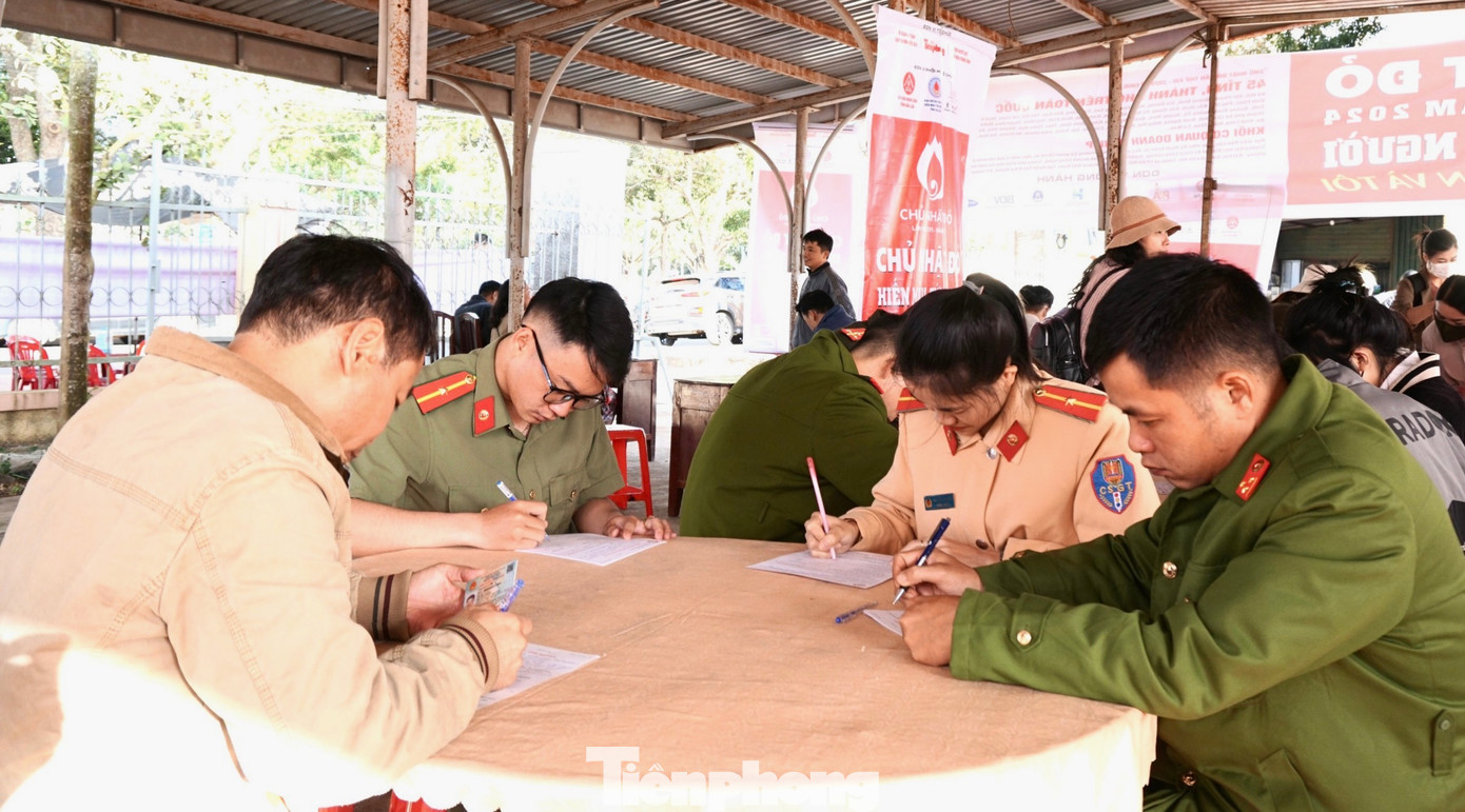 Cán bộ, chiến sĩ Công an làm thủ tục đăng ký hiến máu