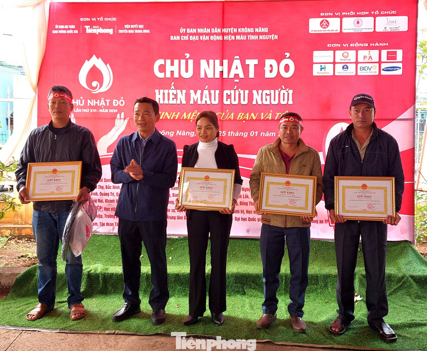 Các gia đình có thành tích xuất sắc trong phong trào hiến máu nhận giấy khen của UBND huyện