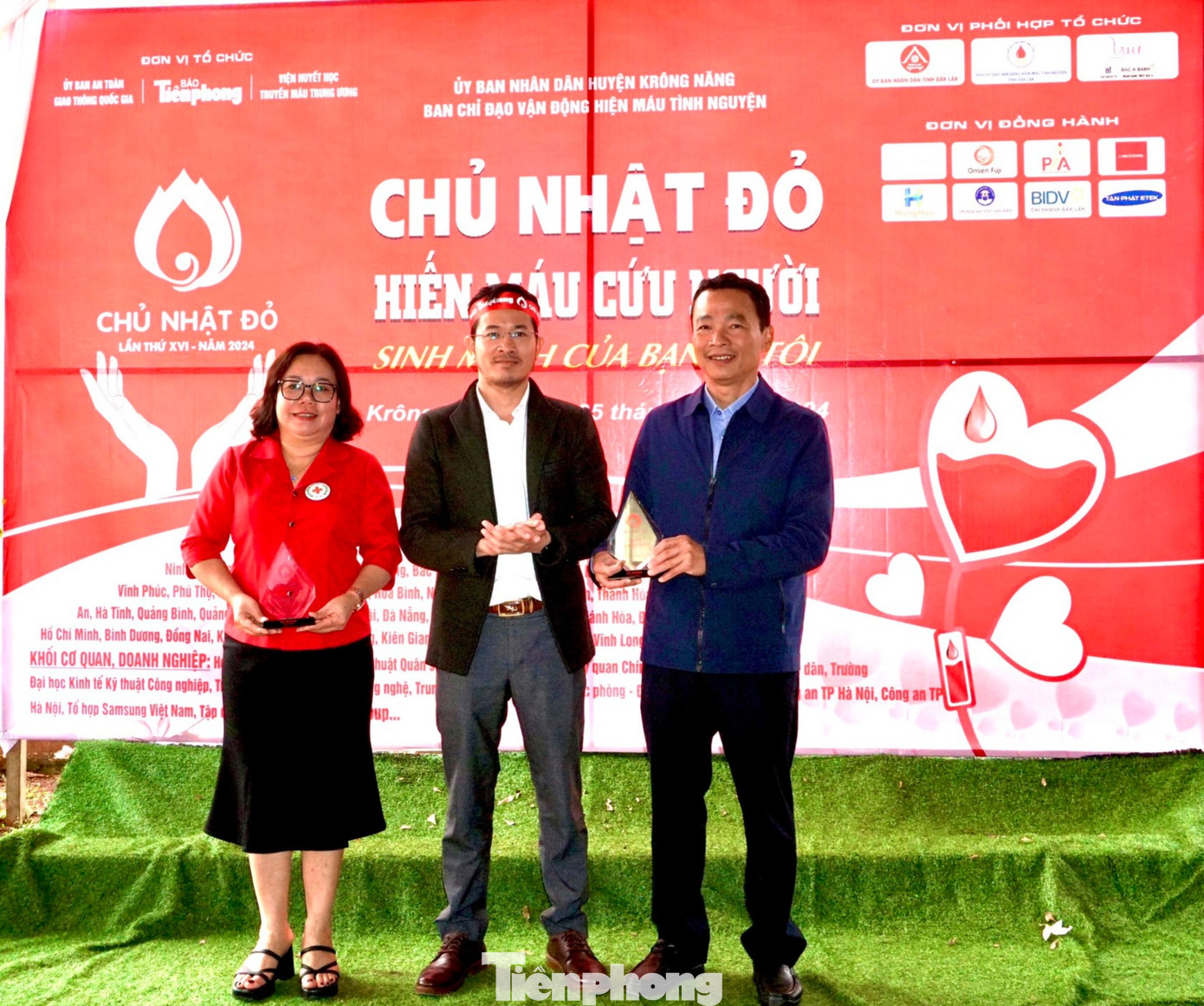 Nhà báo Nguyễn Văn Tuấn (giữa), phụ trách Văn phòng báo Tiền Phong khu vực Tây Nguyên trao kỷ niệm chương cho đại diện lãnh đạo UBND huyện, Hội chữ thập đỏ huyện Krông Năng