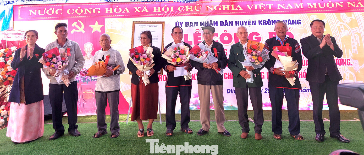 Đại diện lãnh đạo huyện tặng quà tri ân các nhân chứng lịch sử