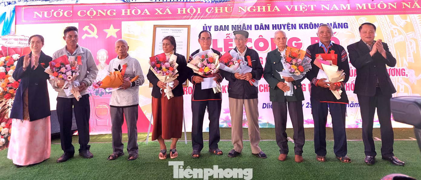 Đại diện lãnh đạo huyện tặng quà tri ân các nhân chứng lịch sử