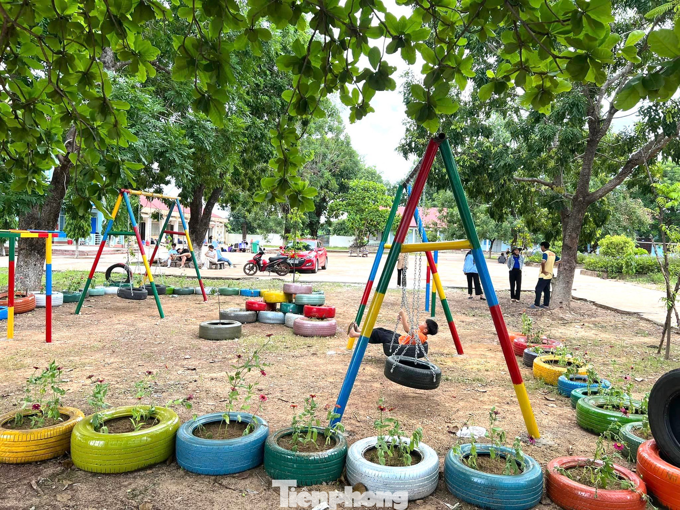 Các bạn trẻ tận dụng những vật liệu tái chế trang trí tạo nên một sân chơi đa sắc màu. Qua đó, đoàn thanh niên muốn truyền tải thông điệp chung tay hành động chống rác thải nhựa.