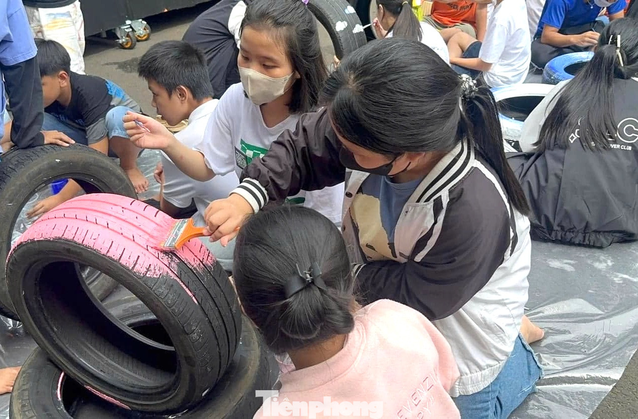 Các em có cơ hội cùng nhau thể hiện tài năng và trí tưởng tượng qua việc trang trí 40 lốp xe cũ.