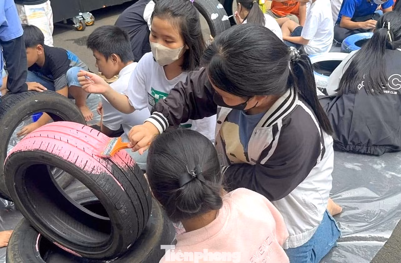 Các em có cơ hội cùng nhau thể hiện tài năng và trí tưởng tượng qua việc trang trí 40 lốp xe cũ.