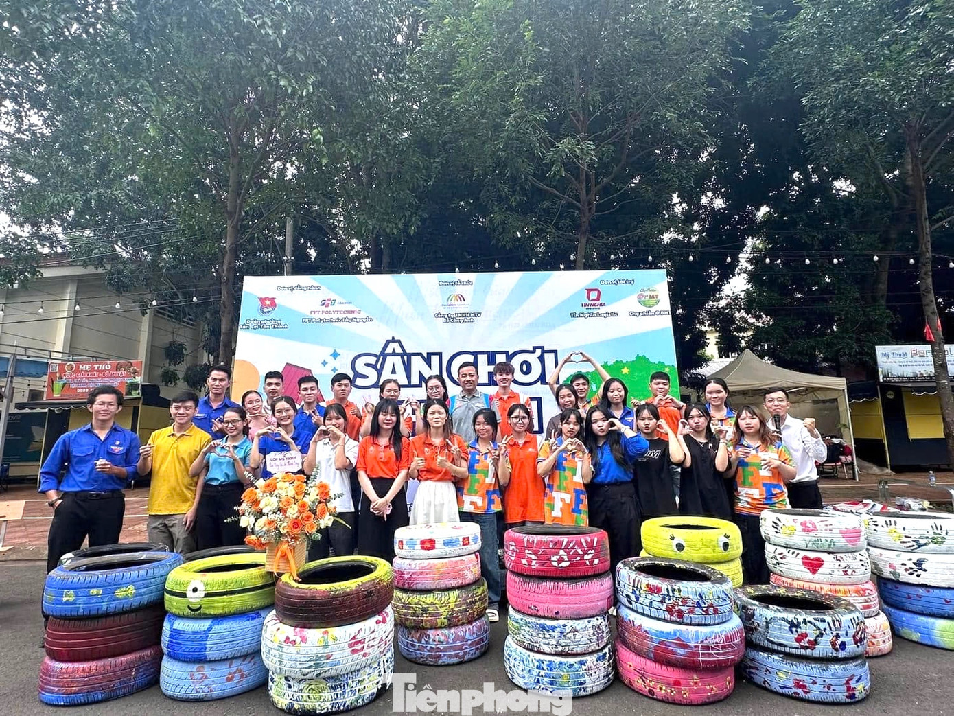 Toàn bộ 40 lốp xe được trang trí rực rỡ sẽ dùng làm sân chơi cho em số 39. Sân chơi này dành tặng 410 em nhỏ trên địa bàn xã Ea Tiêu, huyện Cư Kuin, để các em có không gian vui chơi an toàn và sáng tạo .