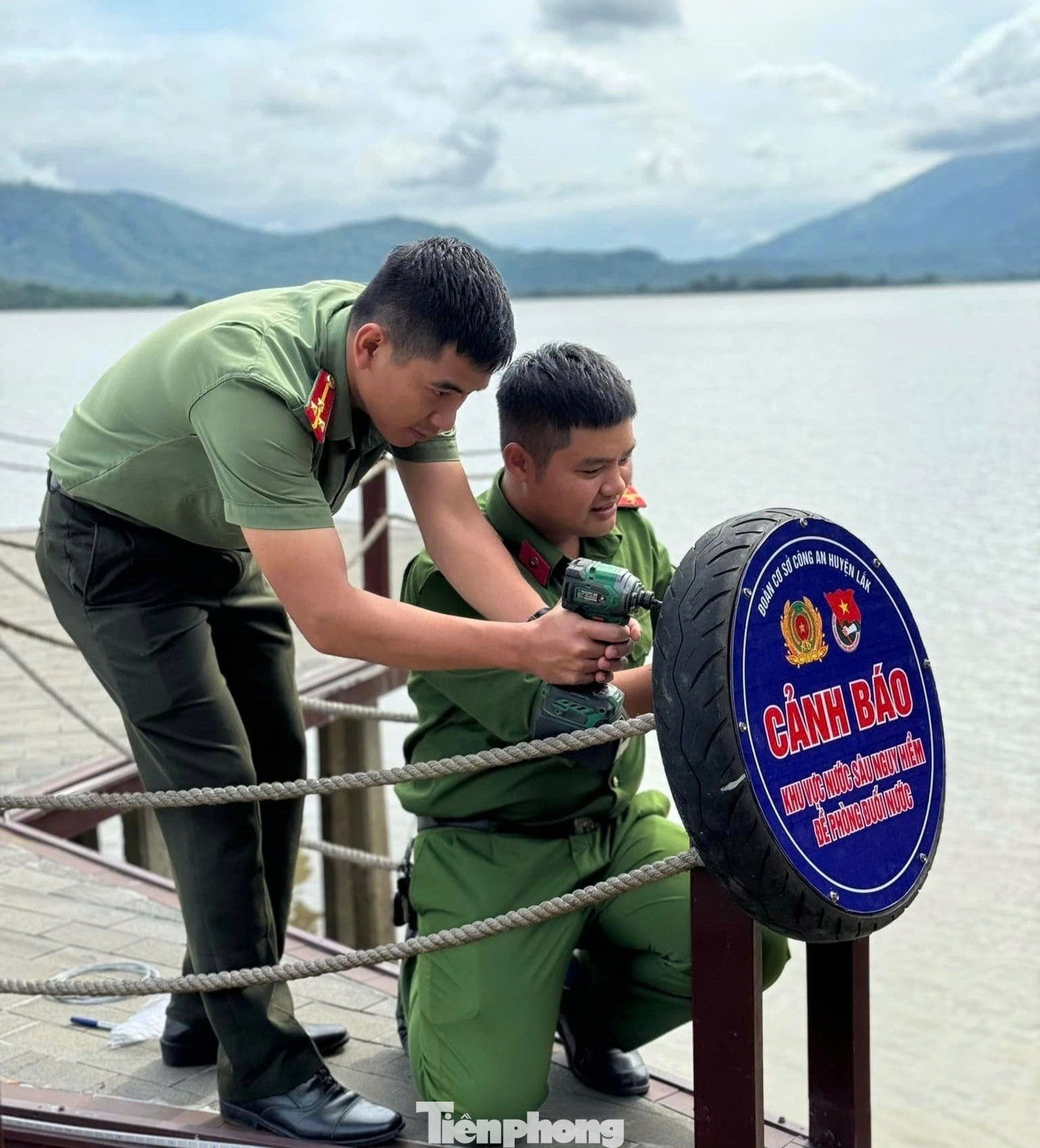Nhằm hưởng ứng phong trào “Chống rác thải nhựa”, thời gian qua, đoàn cơ sở Công an huyện Lắk thực hiện mô hình “Đổi rác lấy cây xanh” và mô hình “Hành trình thứ 2 của lốp xe”.