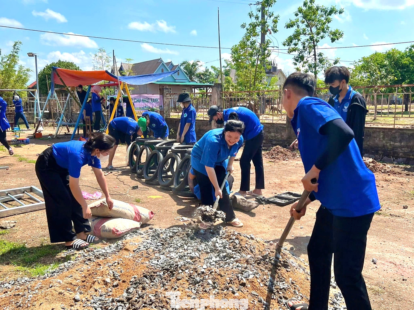 Nhằm tạo sân chơi lành mạnh, bổ ích cho thiếu nhi ở các xã vùng sâu, trong chiến dịch Thanh niên tình nguyện hè 2024, đoàn thanh niên tại huyện Ea Súp đã phối hợp các trường ĐH Giao thông vận tải và ĐH Nam Cần Thơ triển khai xây dựng, sửa chữa 3 sân chơi thiếu nhi tại xã Ea Rốk và xã Cư Kbang.