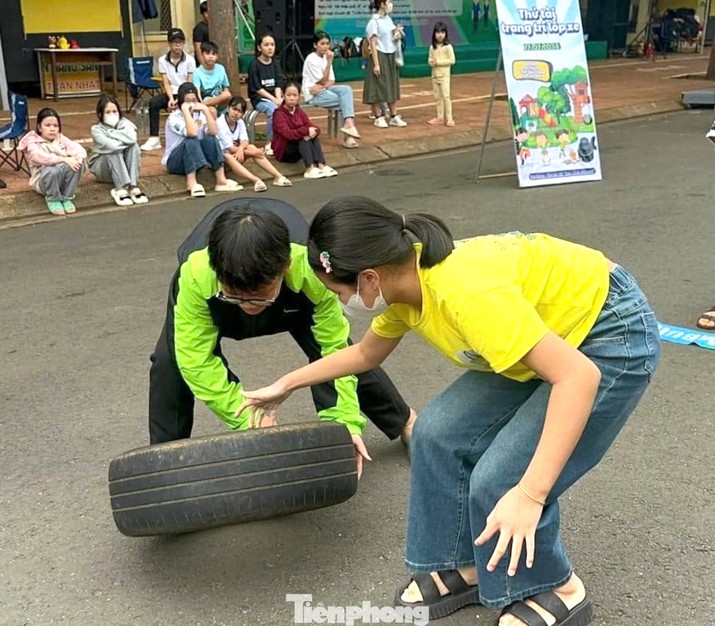 Trong khuôn khổ chương trình, mọi người tham gia các hoạt động: Trang trí lốp xe, tô tranh, mini game tăng thể lực “lật lốp xe”, flashmob...