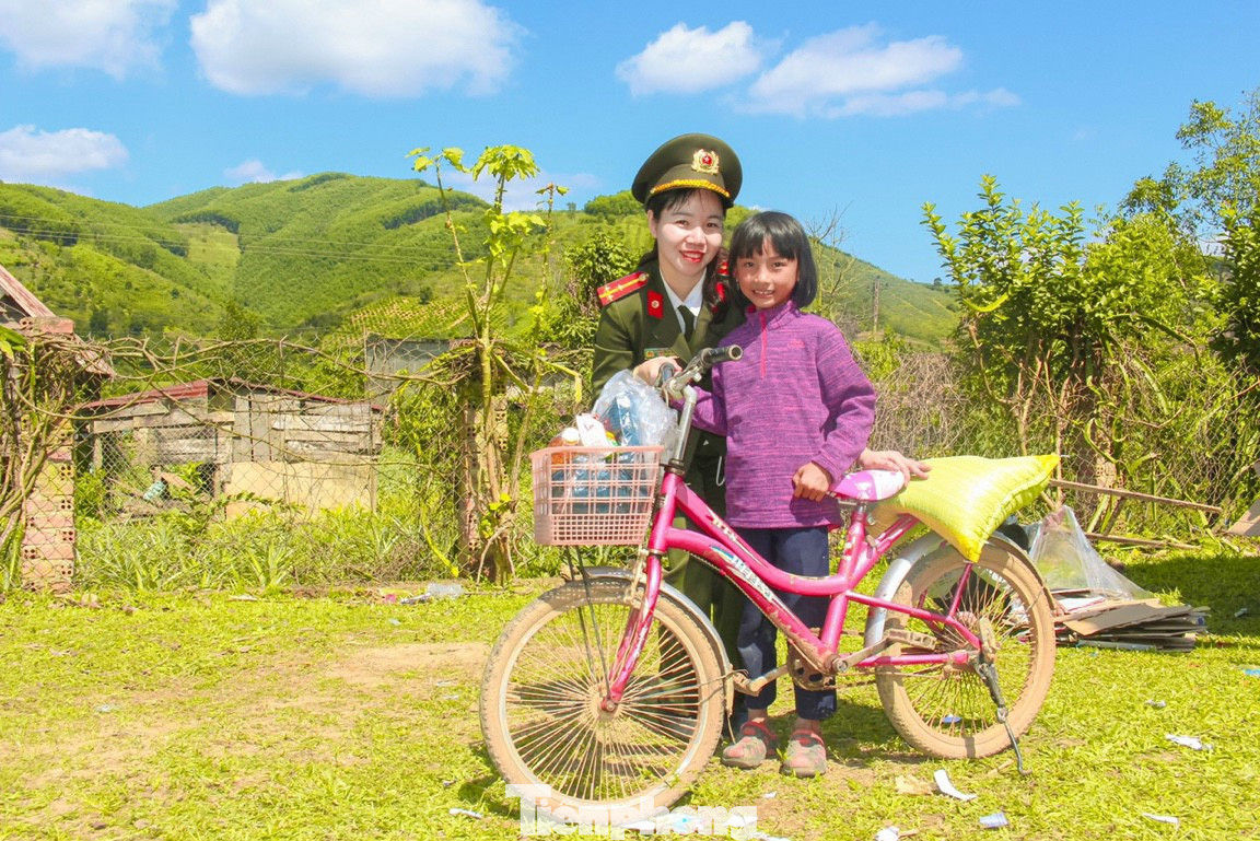 Đại úy Nguyễn Thanh Thủy trong lần về trao quà cho các em nhỏ vùng sâu của tỉnh.