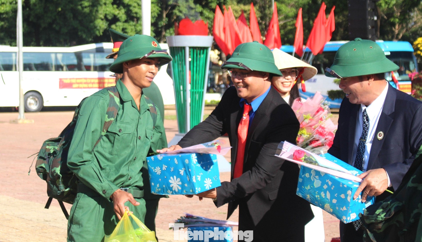 Anh Y Wal Mlô tặng quà thanh niên lên đường nhập ngũ