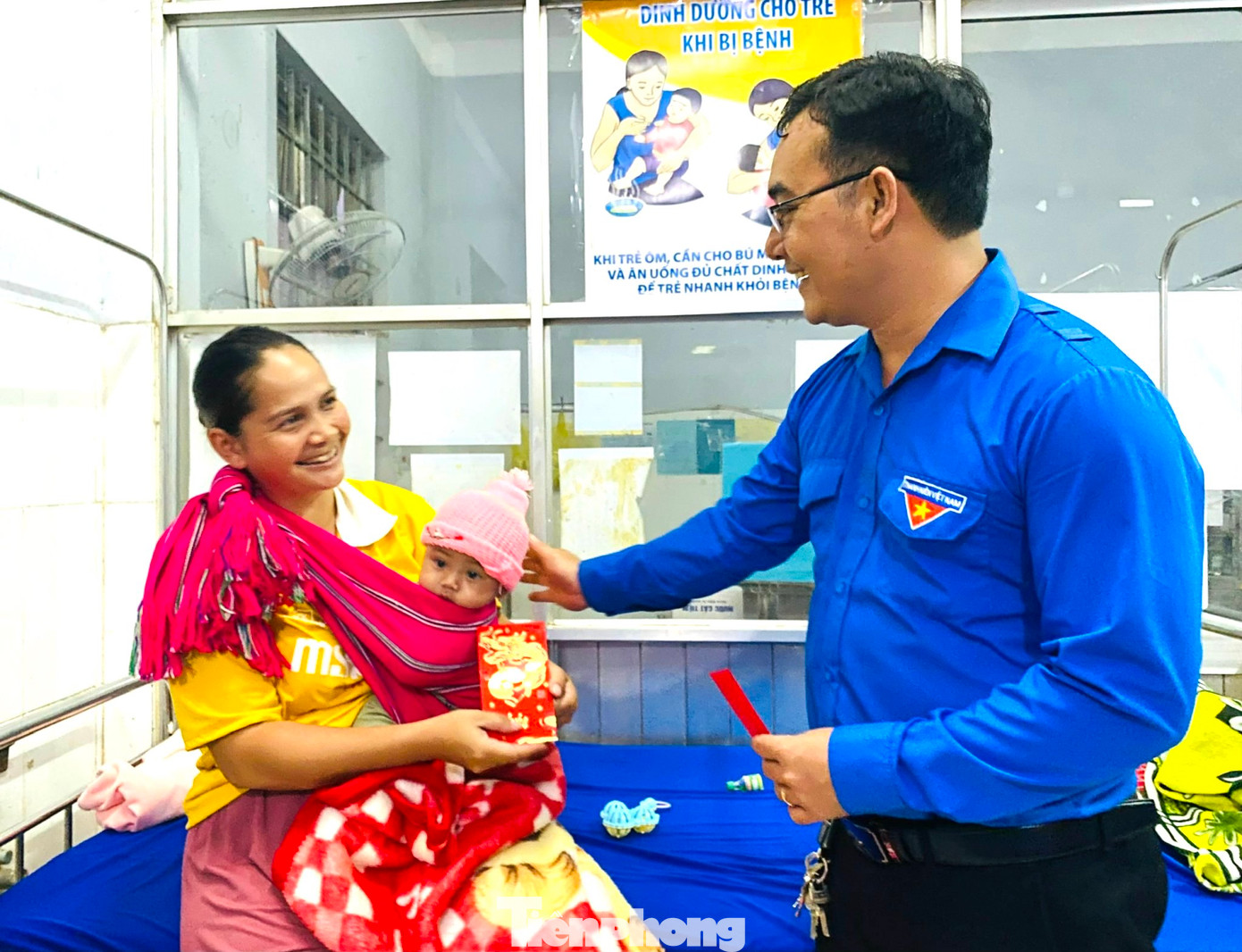 Anh Y Wal Mlô thăm hỏi, động viên bệnh nhân điều trị tại bệnh viện.