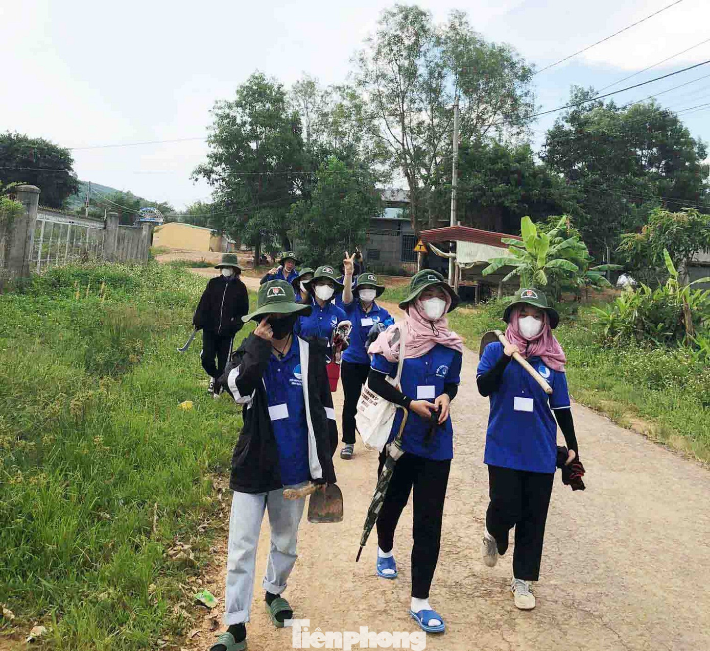 Anh Phan Viết Mạnh Toàn, Đội trưởng đội tình nguyện Mùa hè xanh chia sẻ, các bạn tình nguyện viên tổ chức các chương trình sinh hoạt hè, dọn vệ sinh môi trường...