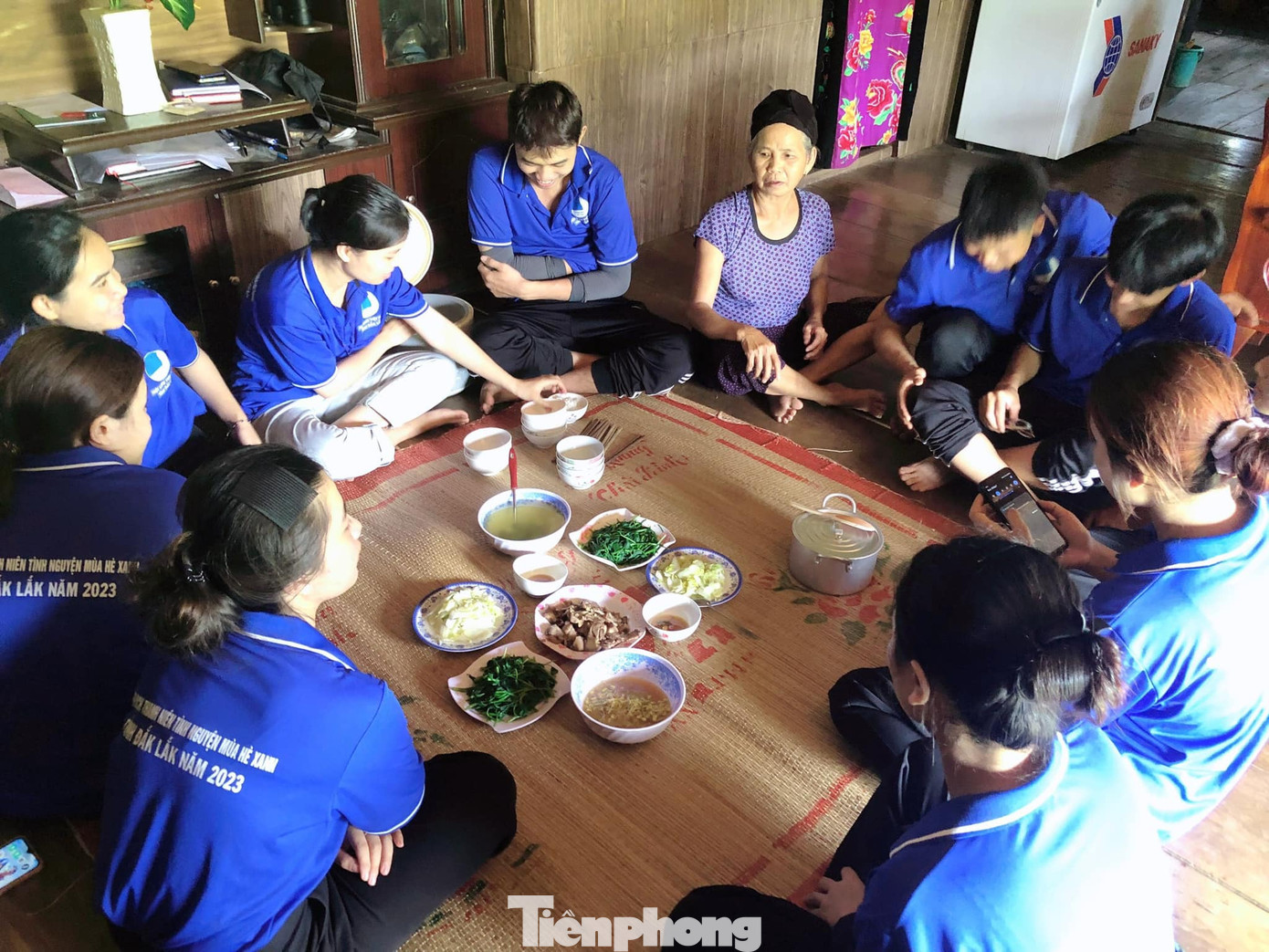 Sau một ngày lao động trên nương rẫy, các bạn quây quần ăn bữa cơm thân mật với chủ nhà.