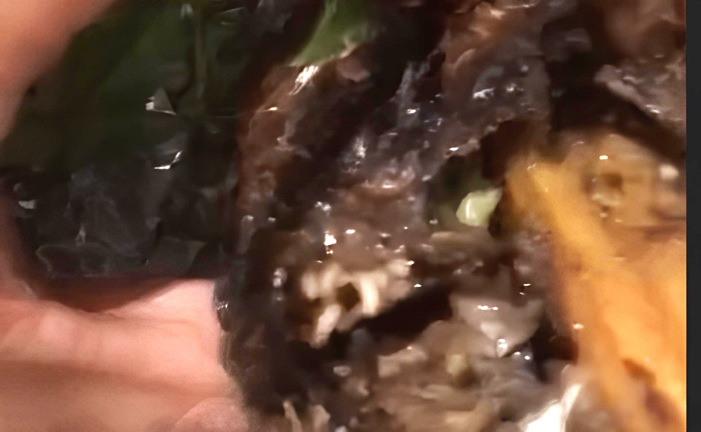 Dòi trong cá lóc nướng do người dân ghi lại. Ảnh chụp từ clip