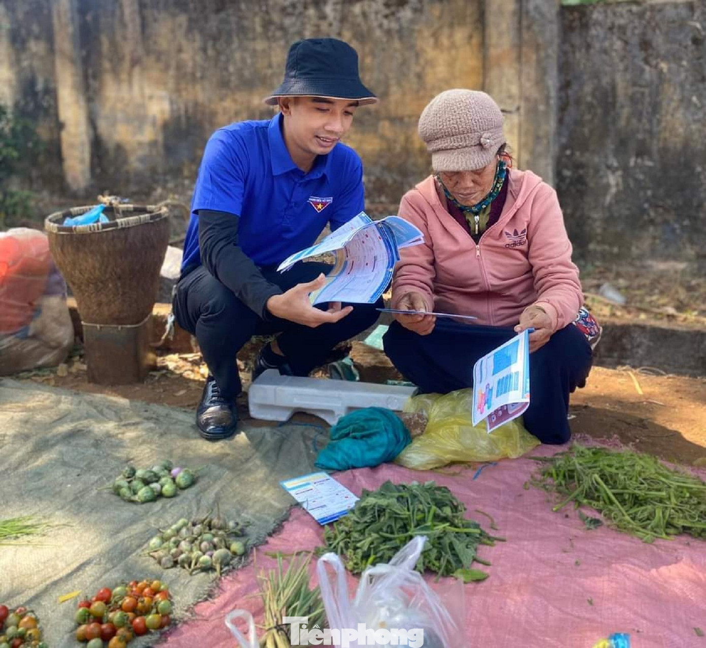 Ở các thôn buôn vùng sâu, tình nguyện viên sẽ đến từng nhà phát tờ rơi, hỗ trợ người dân.